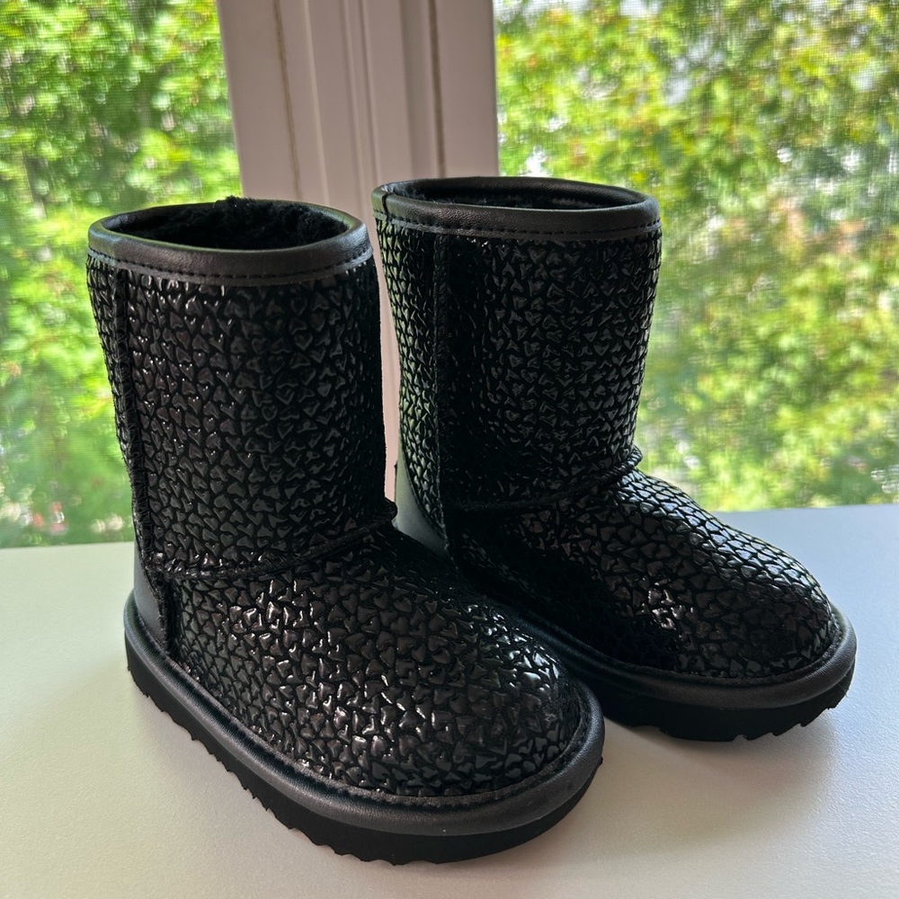 UGG Classic II Gel Hearts Snow Boots NWT